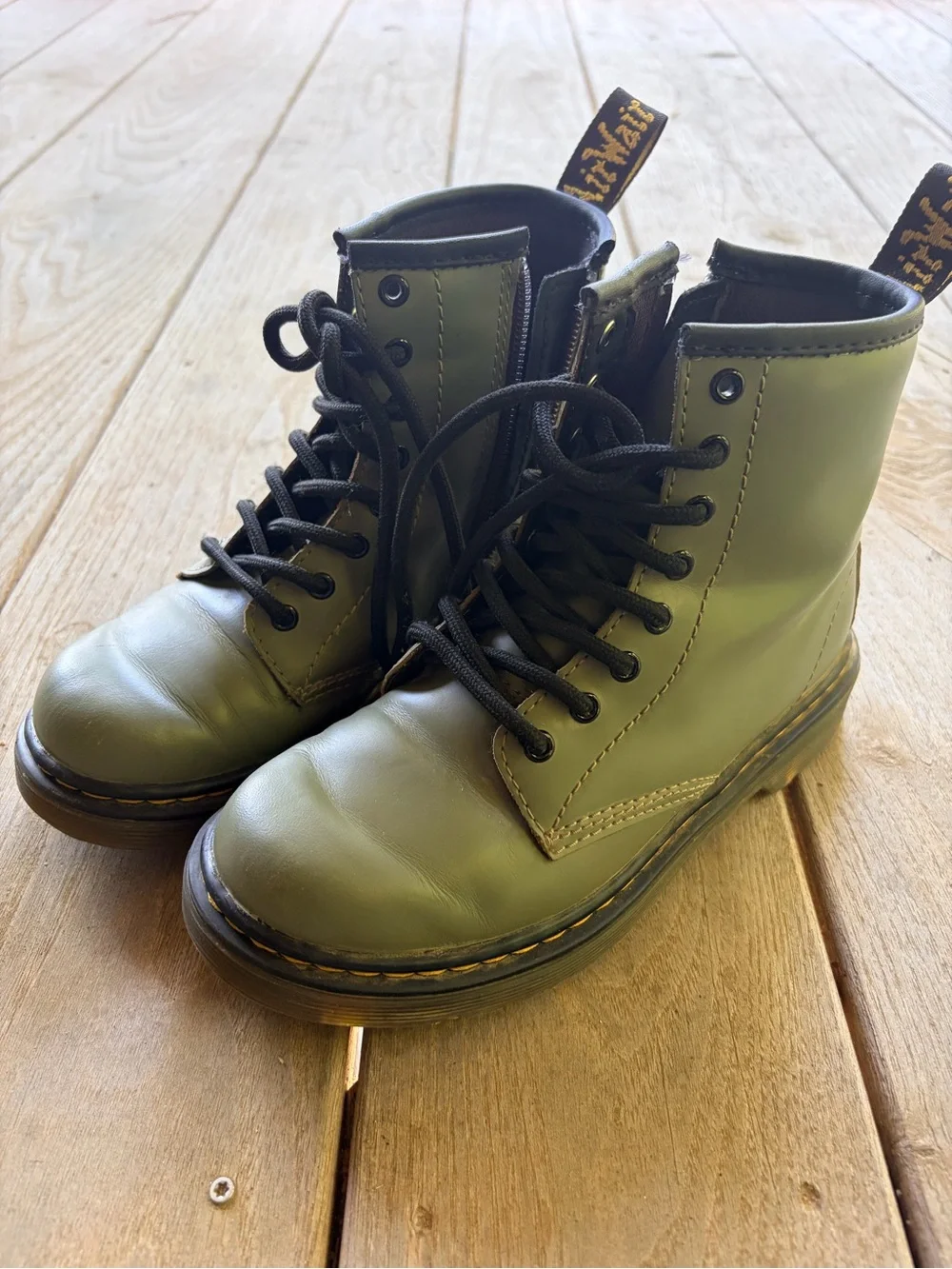 Junior Dr. Martens